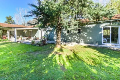 La casa está ubicada en un barrio privado
