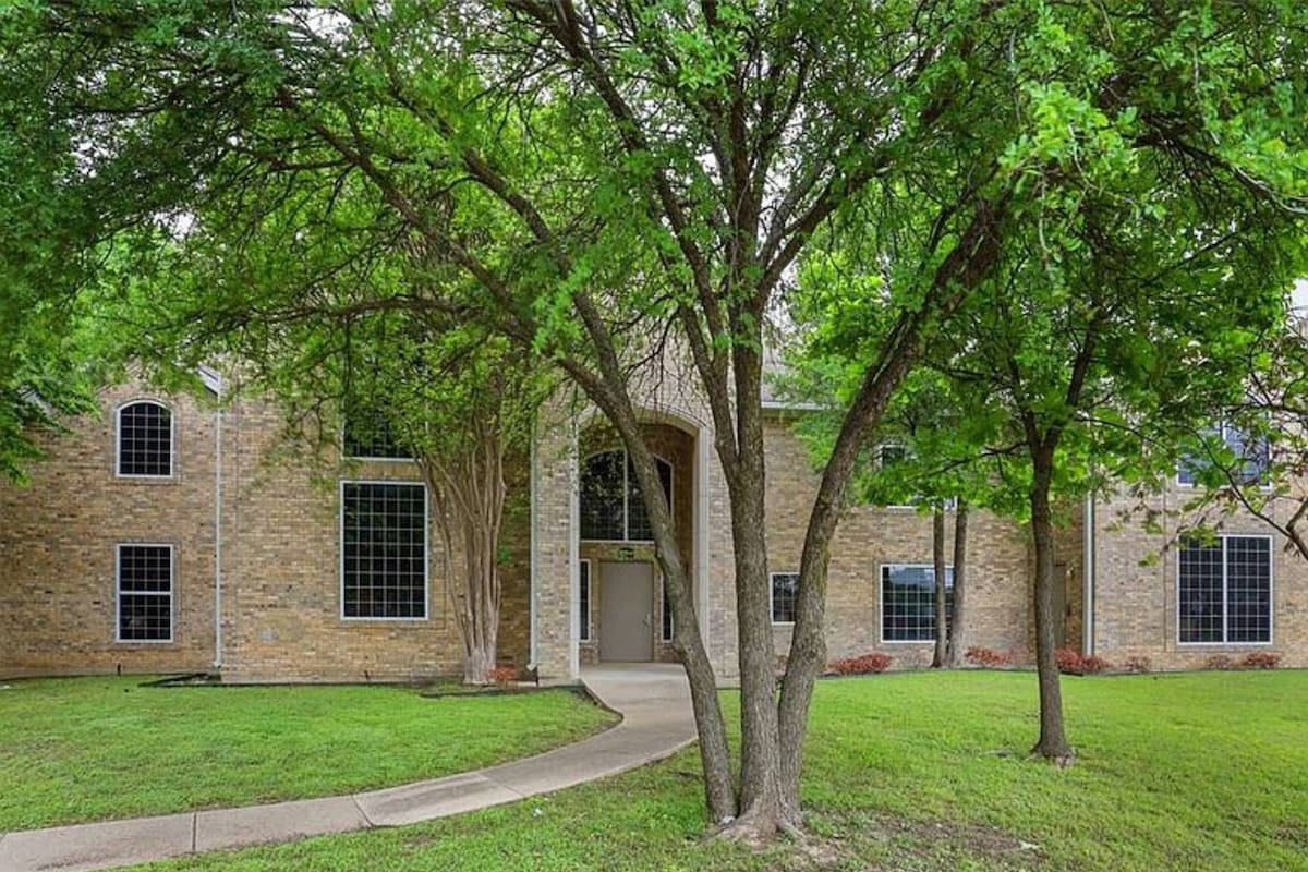 La casa está ubicada en un barrio residencial al norte de Dallas