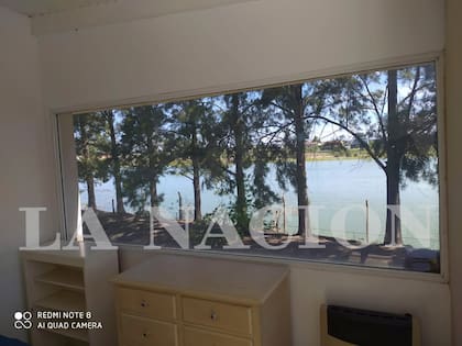La ventana con vista a la laguna de uno de los dormitorios de la planta alta