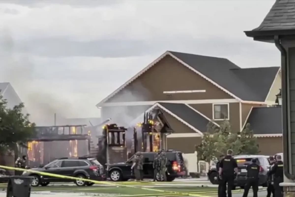 La casa familiar en llamas tras la masacre familiar en Billings, Montana