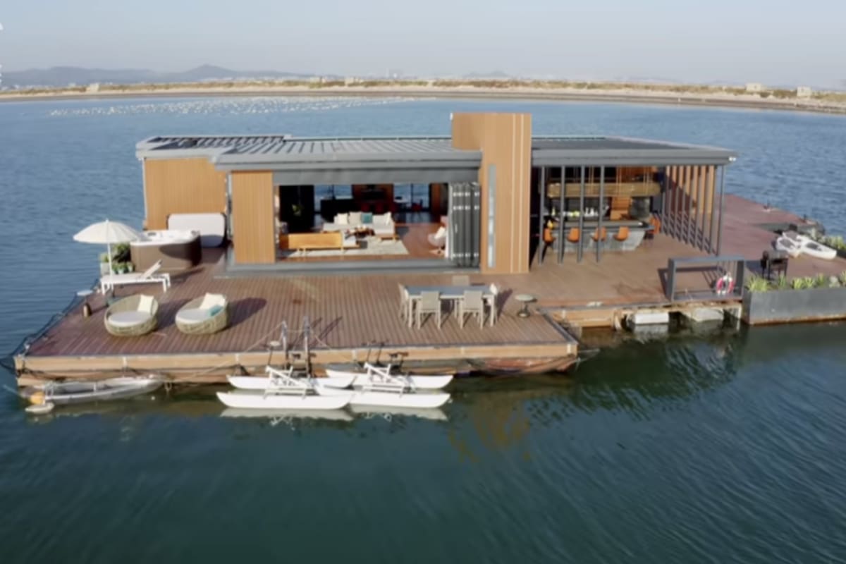 La casa fue construida con acero y se sostiene estable a través de 16 pilares o anclas de una tonelada cada una