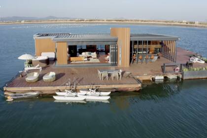 La casa fue construida con acero y se sostiene estable a través de 16 pilares o anclas de una tonelada cada una