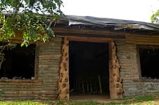 Construyó solo su casa con bolsas de papas y tierra: la fascinante obra sustentable en el sur de Brasil