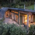 Una pareja construyó una vivienda con 1100 neumáticos: tiene cuatro habitaciones, tres baños y un estacionamiento privado