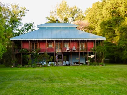 La casa fue construida en un terreno de cinco hectáreas donde plantaron liquidámbar y cipreses calvos.