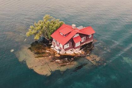 La casa fue construida sobre la isla habitada más pequeña el mundo y esta condición le valió un lugar en el libro de récords Guinness