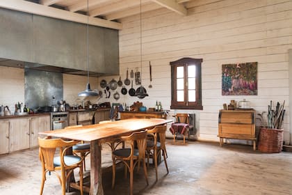 La casa fue literalmente reconstruida, pero recuperando la mayor cantidad posible de las aberturas (de ahí las ventanas más pequeñas) y la madera original con la que se hizo gran parte del nuevo mobiliario