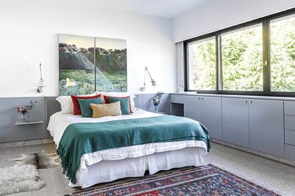 La casa fue proyectada para aprovechar al máximo el espacio, que tampoco es tanto. “Gracias a los placares bajo las ventanas, por ejemplo, no necesitamos muebles de guardado extra”.