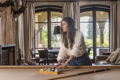 La casa fue proyectada por el arquitecto Alberto Rossi, cuñado de Juliana Awada. El diseño interior, por Pablo Chiappori. Acá, Gabriela, en el playroom, uno de los espacios favoritos de la familia: además de una mesa de pool, cuenta con un cine