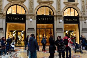 Michael Kors compró Versace por US$2120 millones