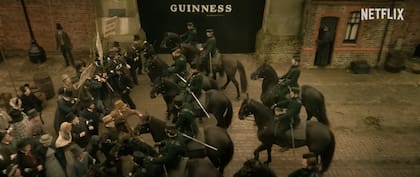 "La Casa Guinness" es una producción original de Netflix, creada por Steven Knight, el reconocido guionista detrás de Peaky Blinders