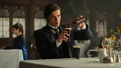 "La casa Guinness" se centra en la complicada relación entre los hermanos Arthur y Edward.
