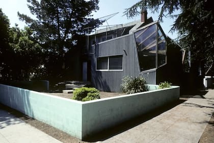 La casa había sido un simple bungalow rosado antes de que Gehry la envolviera con materiales modernos a fines de la década de 1970