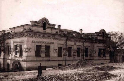 La Casa Ipatiev, en Ekaterimburgo, fue el último lugar de cautiverio de Nicolás II, Alejandra y sus hijos; allí fueron asesinados en la madrugada del 17 de julio de 1918