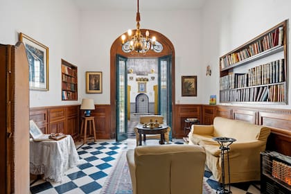 La casa mantiene detalles originales. Entre ellos, los pisos con marquetería y la boiserie de los salones principales