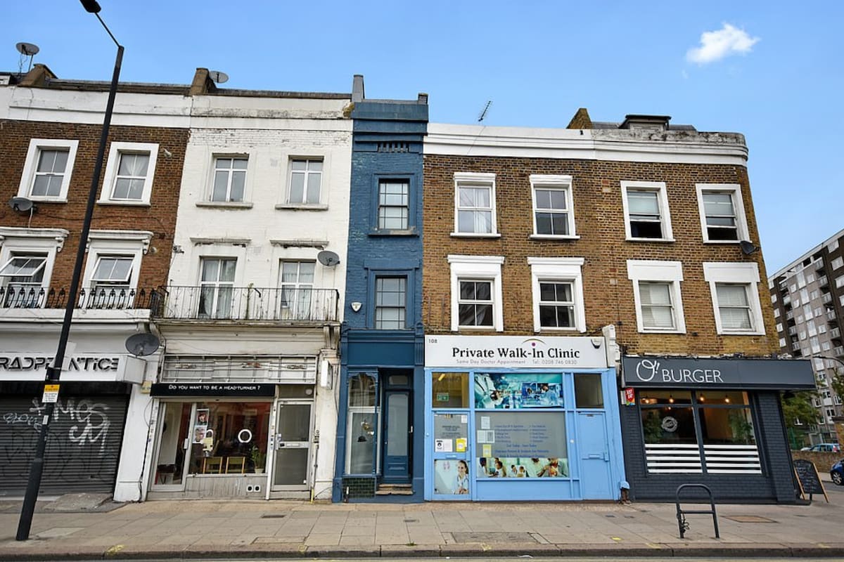 La casa más estrecha de Londres, que tan solo mide 1,5 metros de ancho en algunas partes, está a la venta por 1.350.000 dólares después de haber duplicado su valor en la última década