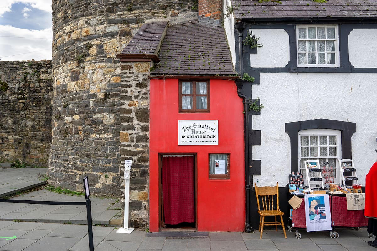 "La casa más pequeña" de Reino Unido también conocida como "The Quay House"
Conwy, Wales - October 7 2021: Smallest House in Great Britain attraction, also known as the Quay House
