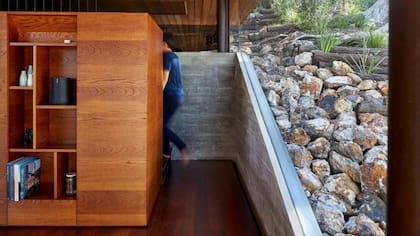 La Casa Mawhitipana en Nueva Zelanda diseñada por MacKay Curtis acerca a los habitantes a un estrecho contacto con la naturaleza