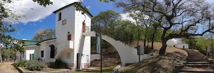 La casa museo con mobiliario, cartas, obras de artes y otros objetos familiares está muy cercana a la capilla en Los Quebrachitos