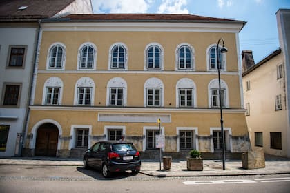 La casa natal de Hitler hoy, en Braunau am Inn. A la derecha de la imagen, la piedra colocada en 1989 que recuerda el horror del nazismo (Photo by Lino Mirgeler/picture alliance via Getty Images)