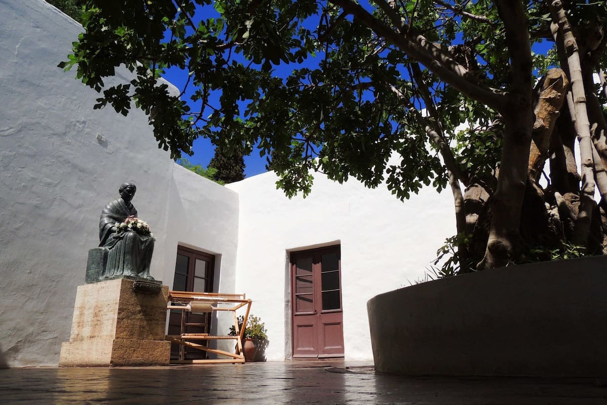 La casa natal de Sarmiento, en San Juan, con la estatua de Paula Albarracín