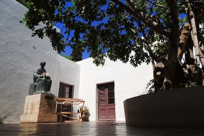 La casa natal de Sarmiento, en San Juan, con la estatua de Paula Albarracín