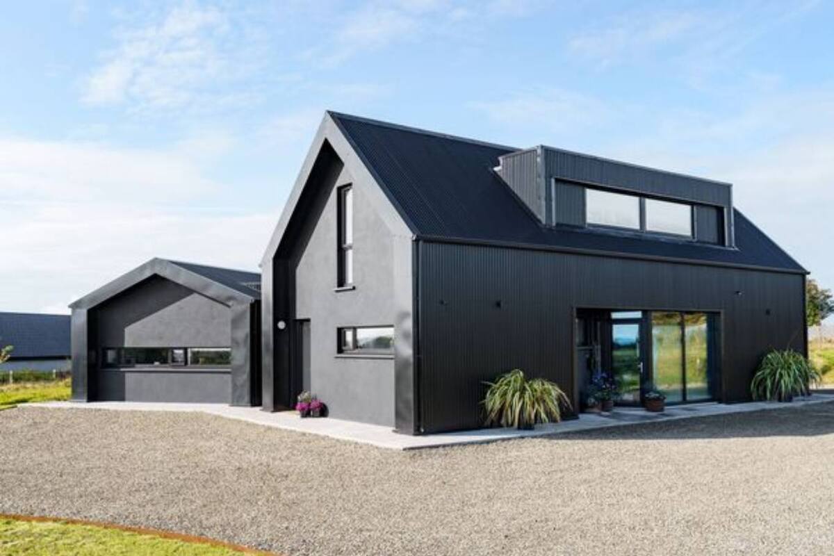 La casa negra fue diseñada por Dave O'Brian, y se encuentra en la ciudad de Cork, en el sur de Irlanda