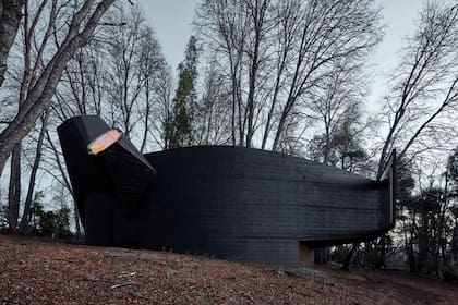 La Casa para el Poema del Ángulo Recto está en la ciudad de Vilches, también en Chile.