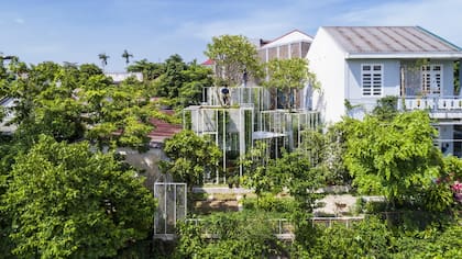 La casa parece casi invisible al lado de la construcción vecina