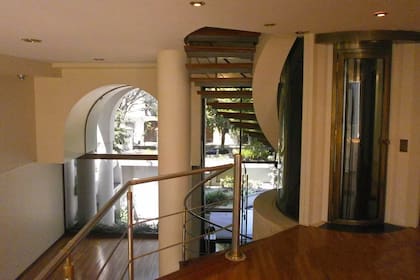 La casa posee un ascensor vidriado que conecta todos sus niveles, del subsuelo al tercer piso