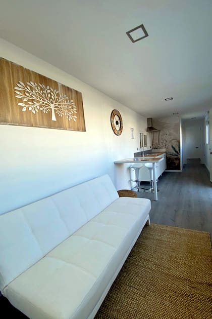 La casa prefabricada de Bauhaus por dentro con cocina, comedor y living