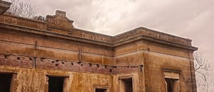 El casco de la estancia expropiada por Perón que fue convertido en una colonia y hoy está en ruinas
