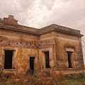 El casco de la estancia expropiada por Perón que fue convertido en una colonia y hoy está en ruinas