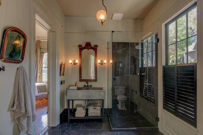 La casa principal posee seis cuartos y seis baños