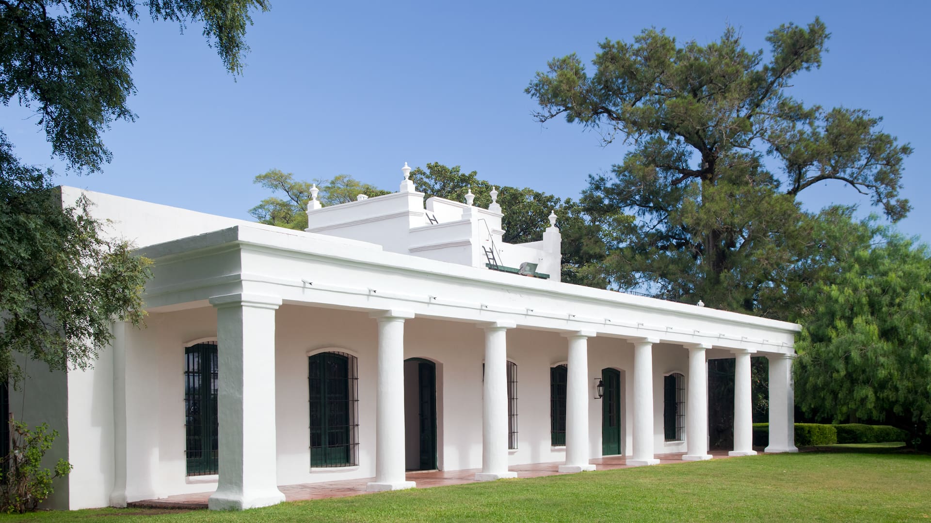 La casa principal tiene paredes de ladrillos encalados, pisos de baldosas inglesas y francesas de diferentes épocas, cerrajes artesanales, techos de lapacho y ventanas con rejas de hierro forjado. Y conserva el esquema original: todas las habitaciones dan al parque y están dispuestas en una sola planta cuadrada, alrededor de un patio con aljibe.