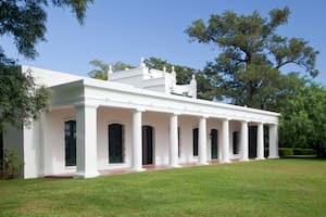 La casa principal tiene paredes de ladrillos encalados, pisos de baldosas inglesas y francesas de diferentes épocas, cerrajes artesanales, techos de lapacho y ventanas con rejas de hierro forjado. Y conserva el esquema original: todas las habitaciones dan al parque y están dispuestas en una sola planta cuadrada, alrededor de un patio con aljibe.