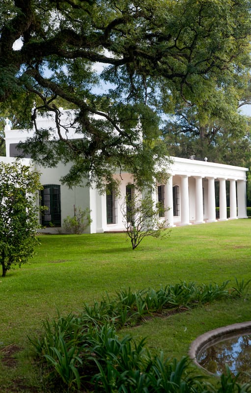 La casa principal tiene paredes de ladrillos encalados, pisos de baldosas inglesas y francesas de diferentes épocas, cerrajes artesanales, techos de lapacho y ventanas con rejas de hierro forjado. Y conserva el esquema original: todas las habitaciones dan al parque y están dispuestas en una sola planta cuadrada, alrededor de un patio con aljibe.