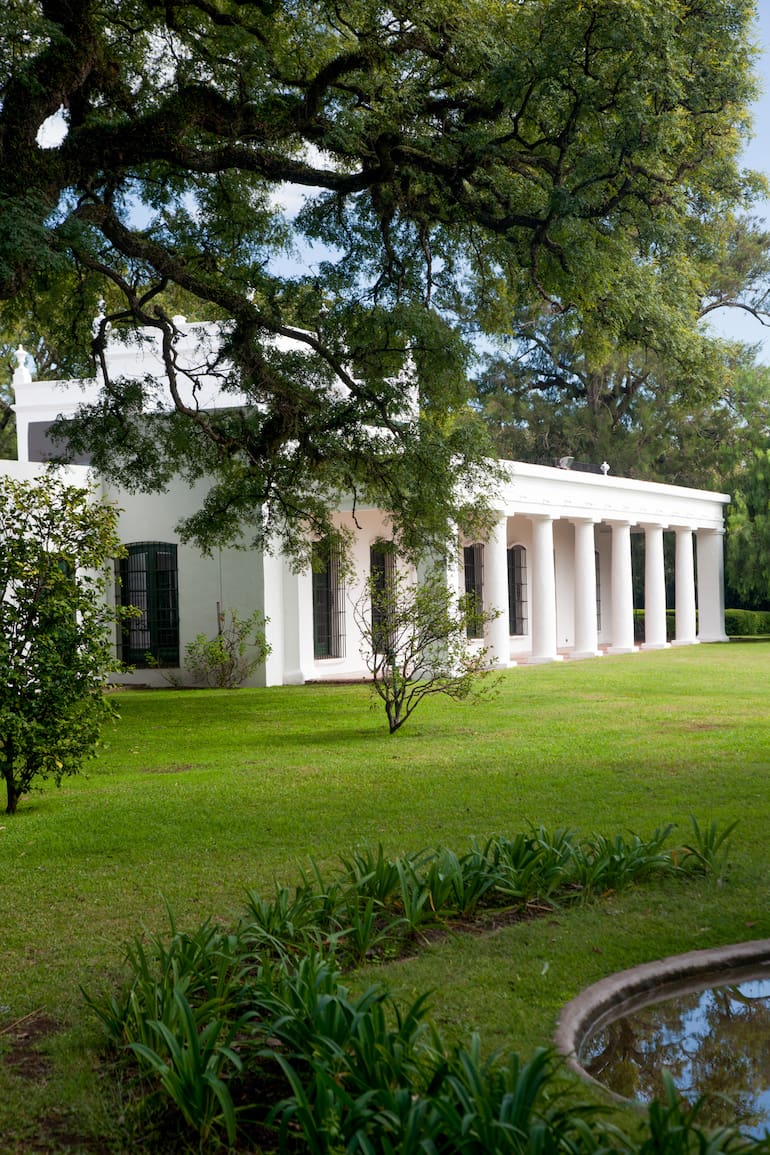 La casa principal tiene paredes de ladrillos encalados, pisos de baldosas inglesas y francesas de diferentes épocas, cerrajes artesanales, techos de lapacho y ventanas con rejas de hierro forjado. Y conserva el esquema original: todas las habitaciones dan al parque y están dispuestas en una sola planta cuadrada, alrededor de un patio con aljibe.