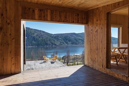 Un gran distribuidor semicubierto conecta la casa principal con una pequeña para huéspedes, que el arquitecto se desafió a resolver en 20m2. Ambas comparten esta terraza, que se suele usar como desayunador disfrutando de la salida del sol.