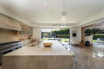 La casa que Chicharito acaba de vender cuenta con seis habitaciones, seis baños y medio, además de zonas de entretenimiento como terrazas y chimeneas
