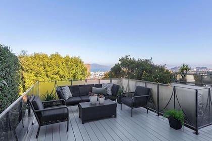 La casa, que cuenta con una impresionante vista de la bahía, fue comprada en 1995 por $ 1.3 millones de dólares
