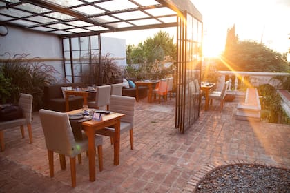 La casa que habita el restaurante tiene una vista directa al atardecer sobre el Río de la Plata.
