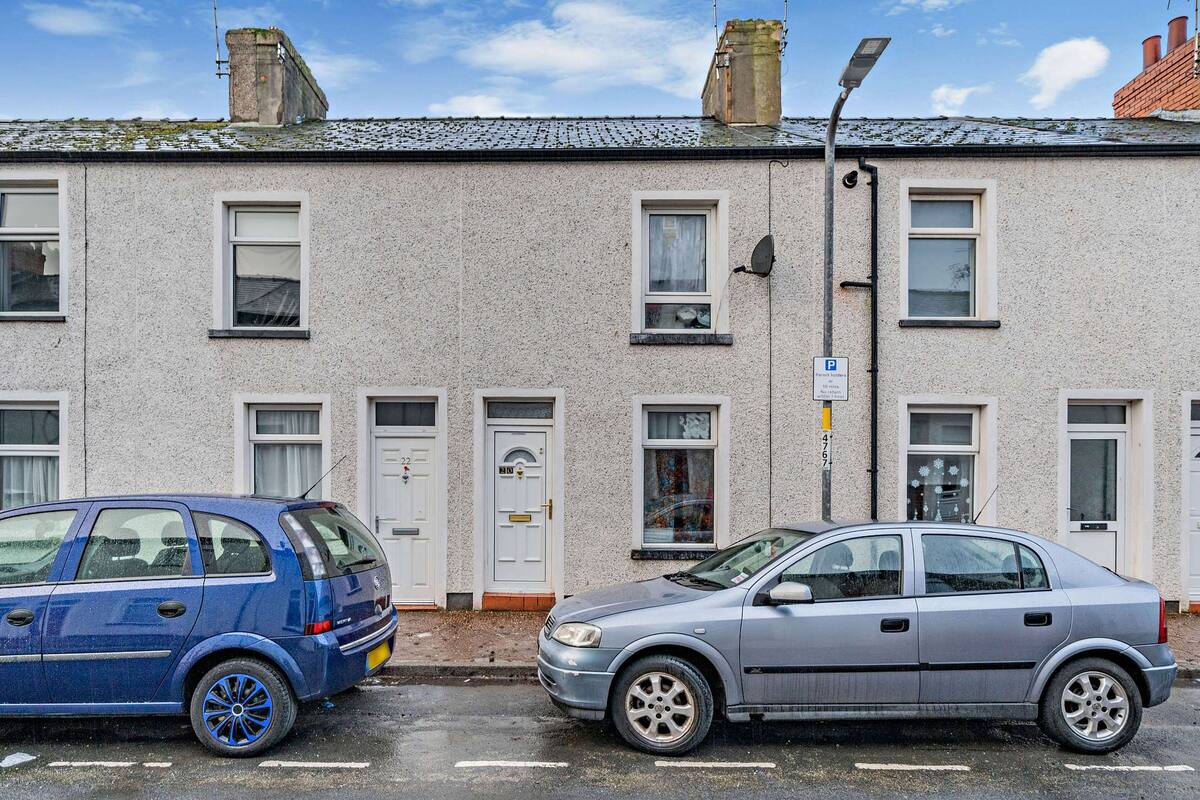 La casa que parece el hogar de un acumulador se vende como una "excelente oportunidad de inversión"