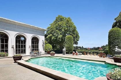 La casa que vendió Elon Musk en Silicon Valley tiene pileta, parques con senderos y hasta un embalse