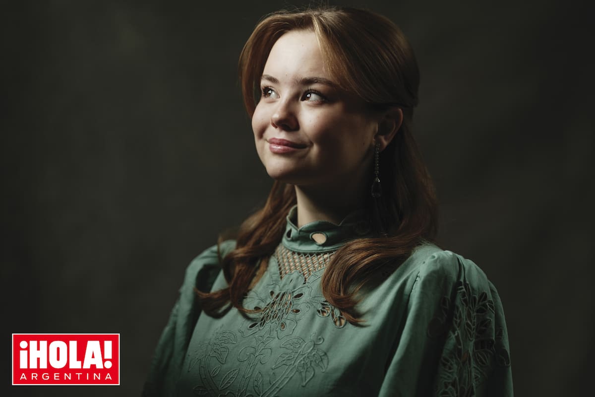 La Casa Real celebró su llegada a la mayoría de edad con una serie de retratos tomados en el salón chino de Huis ten Bosch por el fotógrafo Frank Ruiter. Aquí, la princesa estrena un vestido de lino y algodón con encaje de FARM
Rio (413 euros). Lo complementa con pendientes de diamantes y aguamarinas que pertenecieron a la reina Juliana, su bisabuela.