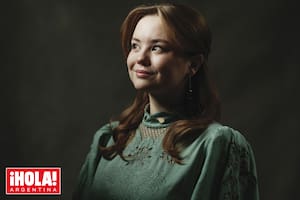 La Casa Real celebró su llegada a la mayoría de edad con una serie de retratos tomados en el salón chino de Huis ten Bosch por el fotógrafo Frank Ruiter. Aquí, la princesa estrena un vestido de lino y algodón con encaje de FARM
Rio (413 euros). Lo complementa con pendientes de diamantes y aguamarinas que pertenecieron a la reina Juliana, su bisabuela.