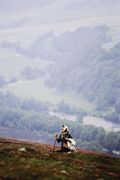 La Casa Real publicó esta imagen de Isabel escalando en Escocia en sus cuentas de Twitter e Instagram con la leyenda: “Que los vuelos de los ángeles canten para tu descanso”. En cariñosa memoria de Su Majestad la Reina. 1926-2022. La cita es de Hamlet, de Shakespeare, y ya fue dicha por Carlos III en su primer discurso.