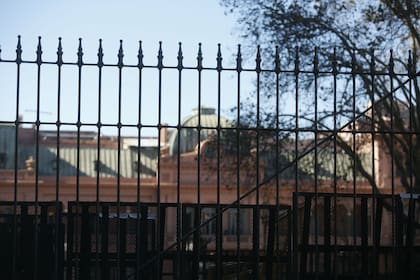 La Casa Rosada, detrás de las rejas