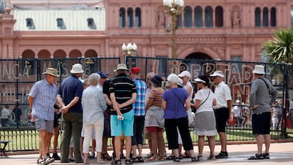La Casa Rosada, junto a la Plaza de Mayo, uno de los rincones porteños que más visitan los extranjeros, que se interesan también por nuestra historia