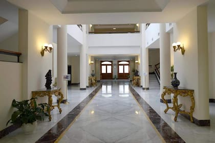 La Casa Santa Marta funcionó únicamente como hotel desde 1996 hasta 2013, cuando el nuevo Papa decidió adoptarlo como residencia